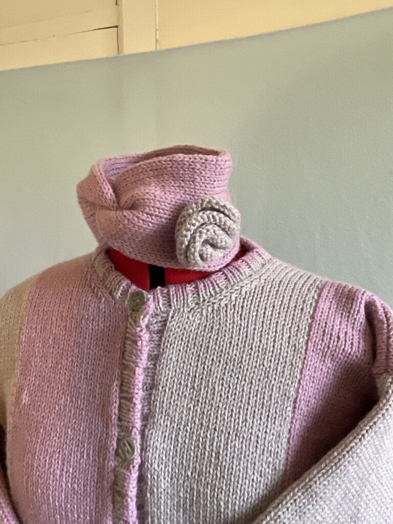 Knitted headband with  two-tone knitted cardigan